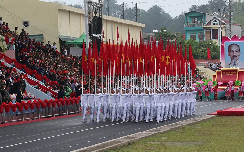 Khối cờ Đảng, cờ Tổ quốc - ảnh: Mạnh Hùng
