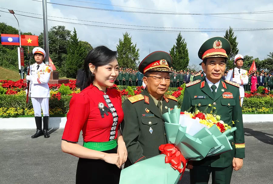 Đại tướng Phan Văn Giang chủ trì lễ đón Đại tướng Chansamone Chanyalath sang dự Giao lưu hữu nghị quốc phòng biên giới Việt Nam - Lào lần thứ hai -ảnh: Mạnh Hùng