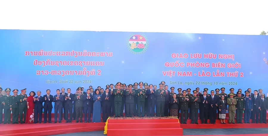 Đại tướng Phan Văn Giang và Đại tướng Chansamone Chanyalath chụp ảnh chung với các đại biểu -ảnh: Mạnh Hùng