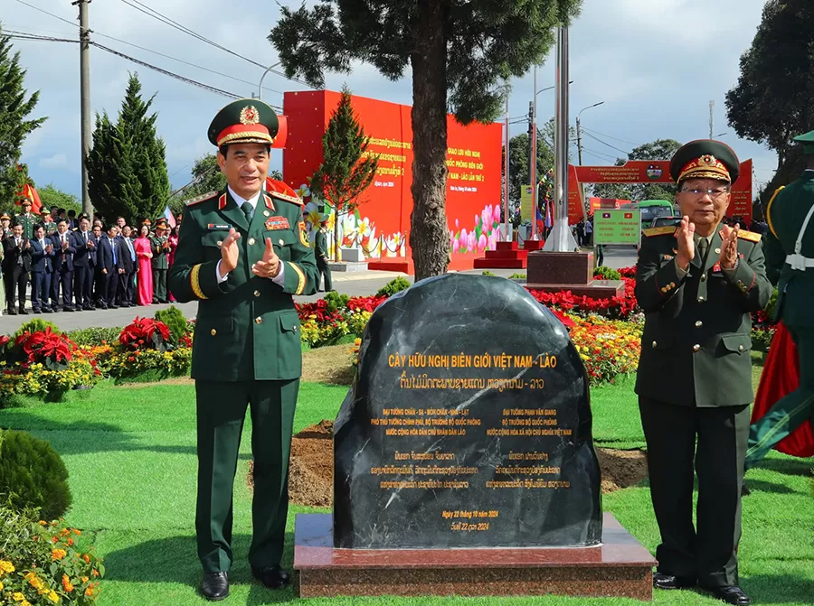Đại tướng Phan Văn Giang và Đại tướng Chansamone Chanyalath trồng cây hữu nghị biên giới Việt Nam - Lào -ảnh: Mạnh Hùng