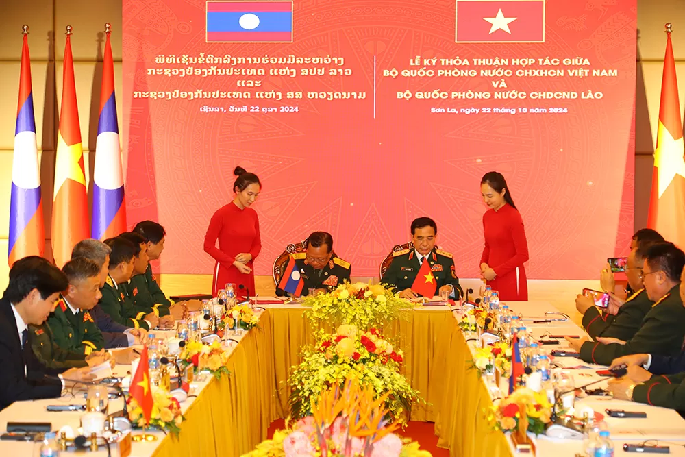 Đại tướng Phan Văn Giang và Đại tướng Đại tướng Chansamone Chanyalath ký Nghị định thư hợp tác QP song phương Việt Nam - Lào giai đoạn 2025 - 2029 và Kế hoạch hợp tác năm 2025 giữa BQP hai nước -ảnh: Mạnh Hùng