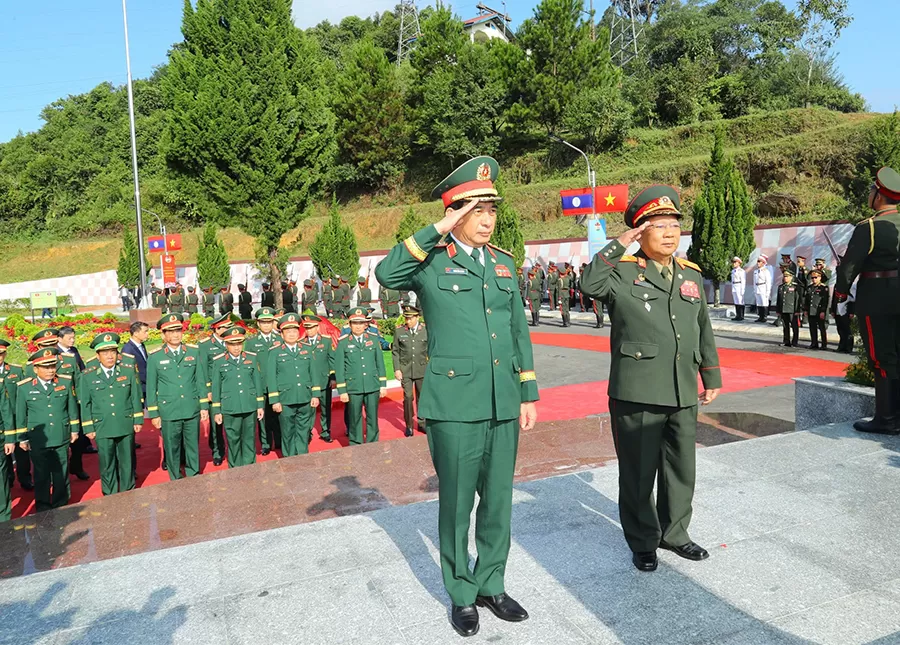 Đại tướng Phan Văn Giang và Đại tướng Chansamone Chanyalath chào cột mốc chủ quyền -ảnh: Mạnh Hùng