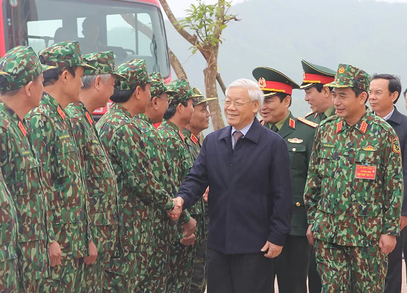 Tổng Bí thư Nguyễn Phú Trọng với các đồng chí tướng lĩnh Quân đội, tháng 11/2017 -ảnh: Nguyễn Bằng