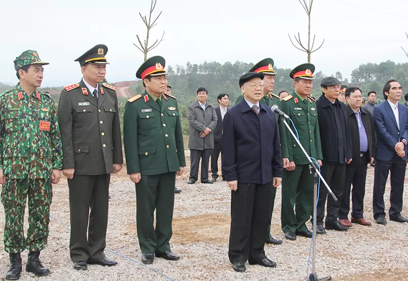 Tổng Bí thư Nguyễn Phú Trọng kiểm tra kết quả thực hiện huấn luyện, SSCĐ của bộ đội, tháng 11/2017 -ảnh: Nguyễn Bằng