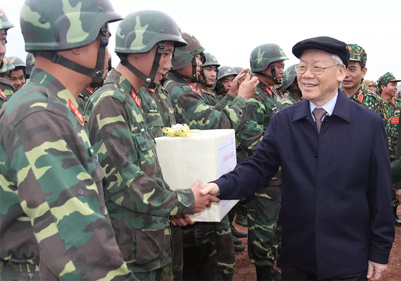 Tổng Bí thư Nguyễn Phú Trọng động viên bộ đội sau diễn tập, tháng 11/2017