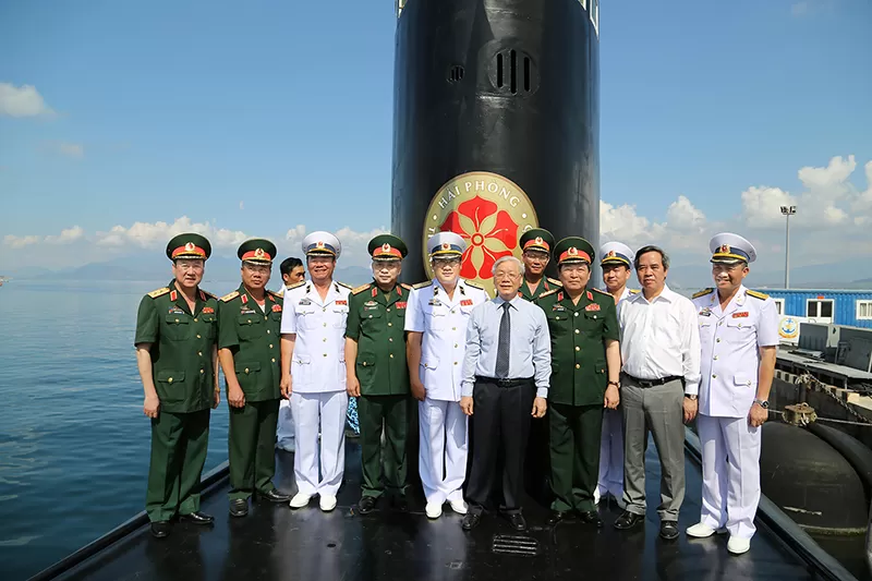 Tổng Bí thư Nguyễn Phú Trọng cùng các đại biểu chụp ảnh lưu niệm với cán bộ, thủy thủ Tàu ngầm 184 - Hải Phòng, tháng 5/2016 -ảnh: Quang Tiến