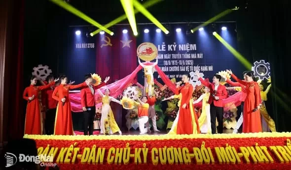 NHÀ MÁY Z756 ĐÓN NHẬN HUÂN CHƯƠNG BẢO VỆ TỔ QUỐC HẠNG NHÌ