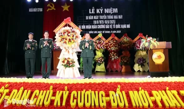 NHÀ MÁY Z756 ĐÓN NHẬN HUÂN CHƯƠNG BẢO VỆ TỔ QUỐC HẠNG NHÌ