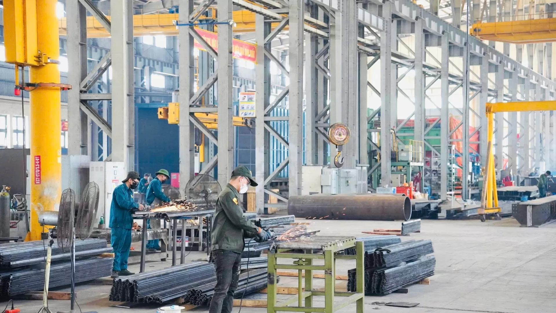 Người lao động hăng h&aacute;i lao động sản xuất
