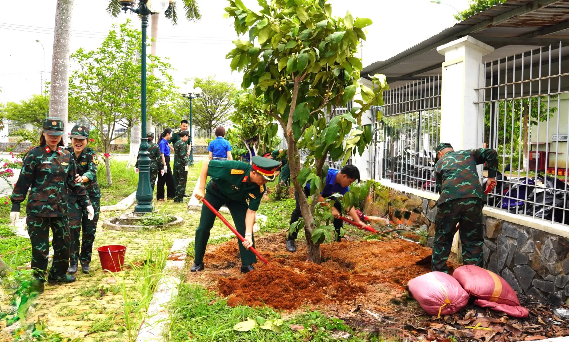 Đồng ch&iacute; Thượng t&aacute; Phạm Anh T&uacute; &ndash; B&iacute; thư Đảng ủy ph&aacute;t động phong tr&agrave;o trồng c&acirc;y xanh