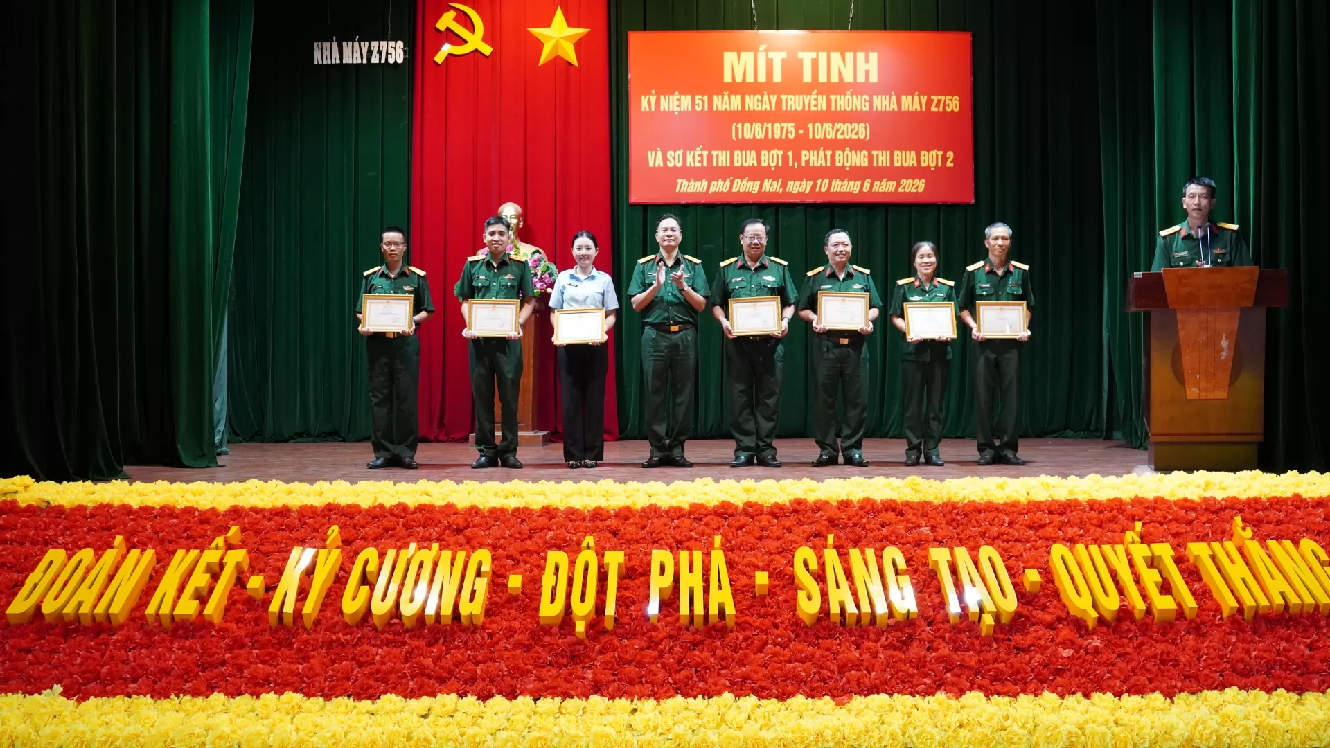  Đồng ch&iacute; Trung t&aacute; Dương Văn Hải - Ph&oacute; B&iacute; thư Đảng uỷ, Gi&aacute;m đốc Nh&agrave; m&aacute;y Khen thưởng cho CBCNV c&oacute; th&agrave;nh t&iacute;ch xuất sắc