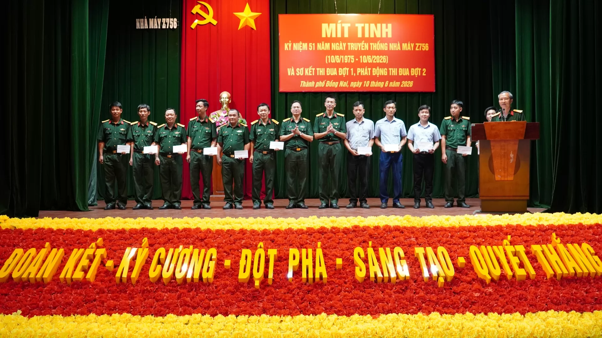 Đồng ch&iacute; Trung t&aacute; Dương Văn Hải - Ph&oacute; B&iacute; thư Đảng uỷ, Gi&aacute;m đốc Nh&agrave; m&aacute;y tặng qu&agrave; cho CBCNV c&oacute; ng&agrave;y sinh nhật th&aacute;ng 5 v&agrave; th&aacute;ng 6