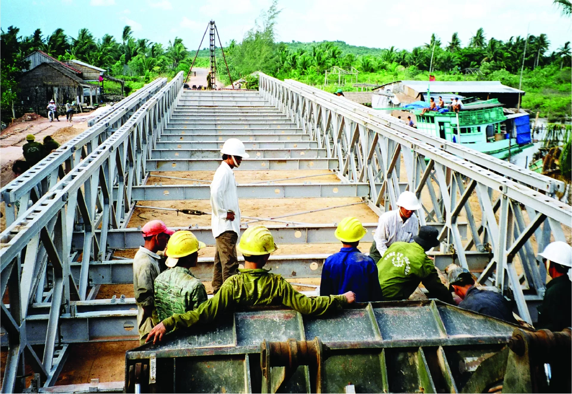 GIA CÔNG SẢN XUẤT, LẮP DỰNG DÀN DẦM CẦU THÉP BAILEY