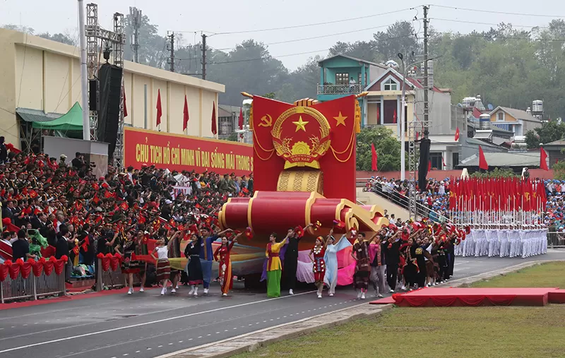 Xe mô hình Quốc huy - ảnh: Mạnh Hùng