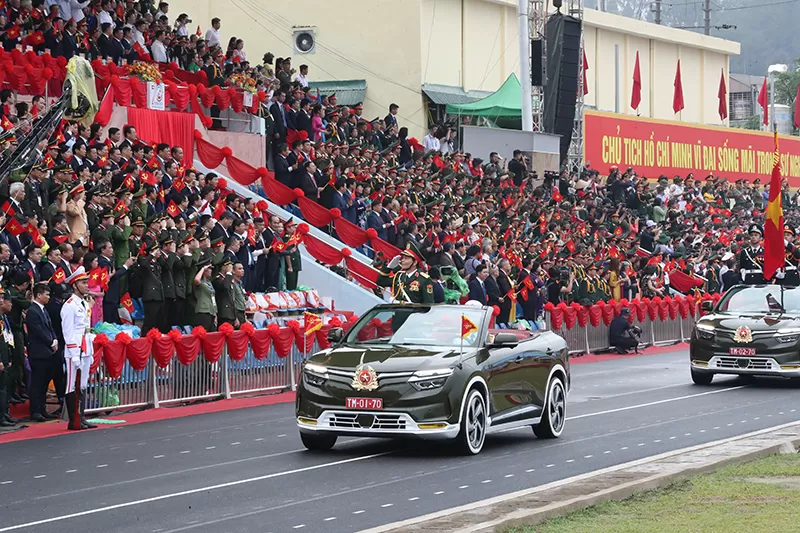 Xe Chỉ huy, xe Tổ Quân kỳ toàn quân -ảnh: Mạnh Hùng