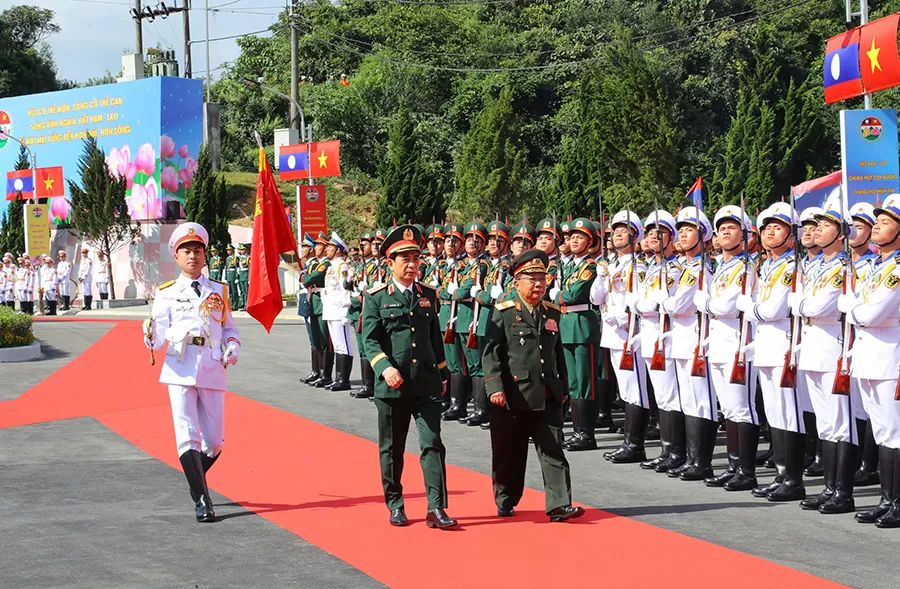 Đại tướng Phan Văn Giang và Đại tướng Chansamone Chanyalath duyệt Đội Danh dự Quân đội nhân dân Việt Nam -ảnh: Mạnh Hùng