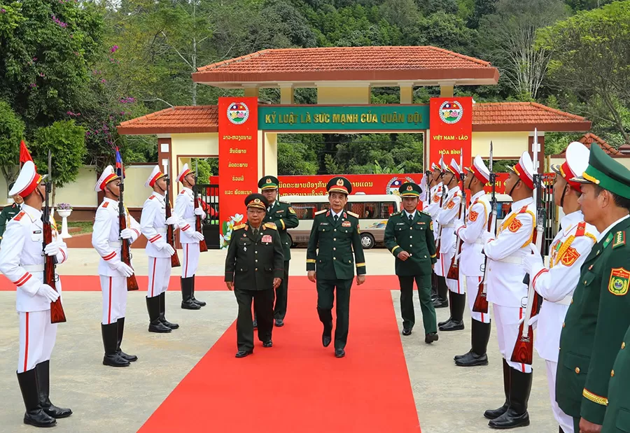 Đại tướng Phan Văn Giang và Đại tướng Chansamone Chanyalath thăm Đồn Biên phòng cửa khẩu Lóng Sập -ảnh: Mạnh Hùng
