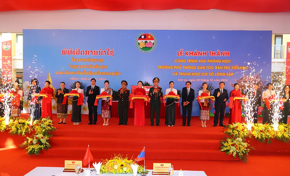 Đại tướng Phan Văn Giang và Đại tướng Chansamone Chanyalath cùng các đại biểu cắt băng khánh thành công trình Khu phòng học Trường Phổ thông dân tộc bán trú Tiểu học và Trung học cơ sở Lóng Sập -ảnh: Mạnh Hùng