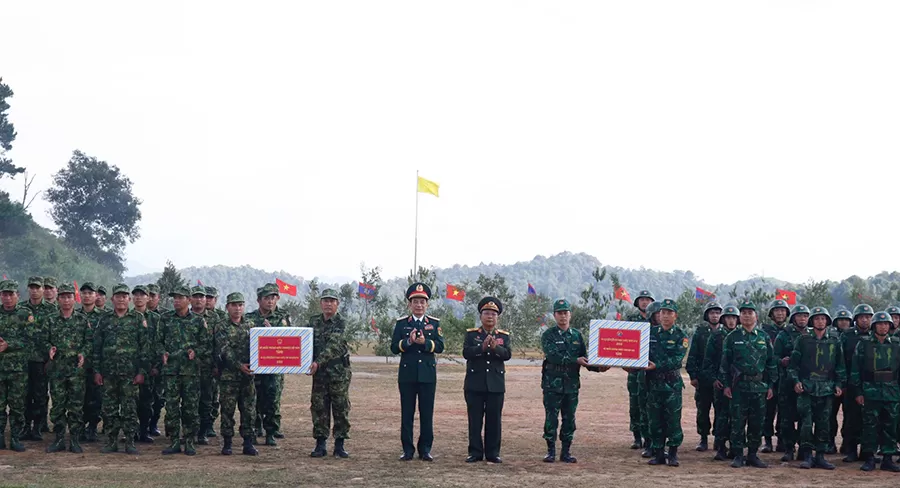 Đại tướng Phan Văn Giang và Đại tướng Chansamone Chanyalath tặng quà thầy và trò Trường Phổ thông dân tộc bán trú Tiểu học và Trung học cơ sở Lóng Sập -ảnh: Mạnh Hùng