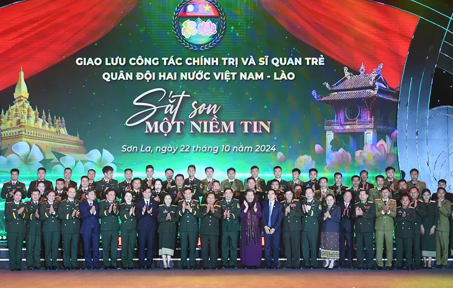 Đại tướng Phan Văn Giang và Đại tướng Chansamone Chanyalath chụp ảnh chung với các đại biểu tham dự chương trình Giao lưu công tác chính trị và sĩ quan trẻ Quân đội hai nước Việt Nam - Lào -ảnh: Mạnh Hùng