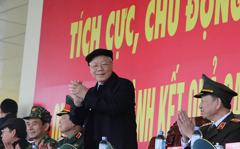 Tổng Bí thư Nguyễn Phú Trọng theo dõi Bộ đội thực hiện nhiệm vụ huấn luyện, SSCĐ, tháng 11/2017 -ảnh: Nguyễn Bằng