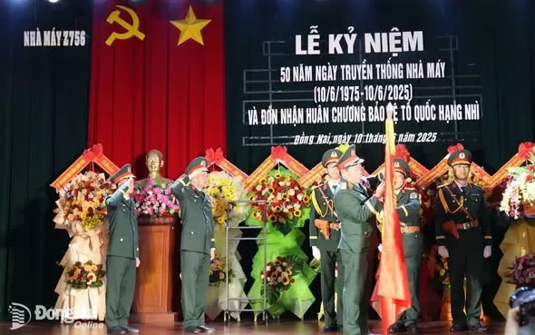 NHÀ MÁY Z756 ĐÓN NHẬN HUÂN CHƯƠNG BẢO VỆ TỔ QUỐC HẠNG NHÌ