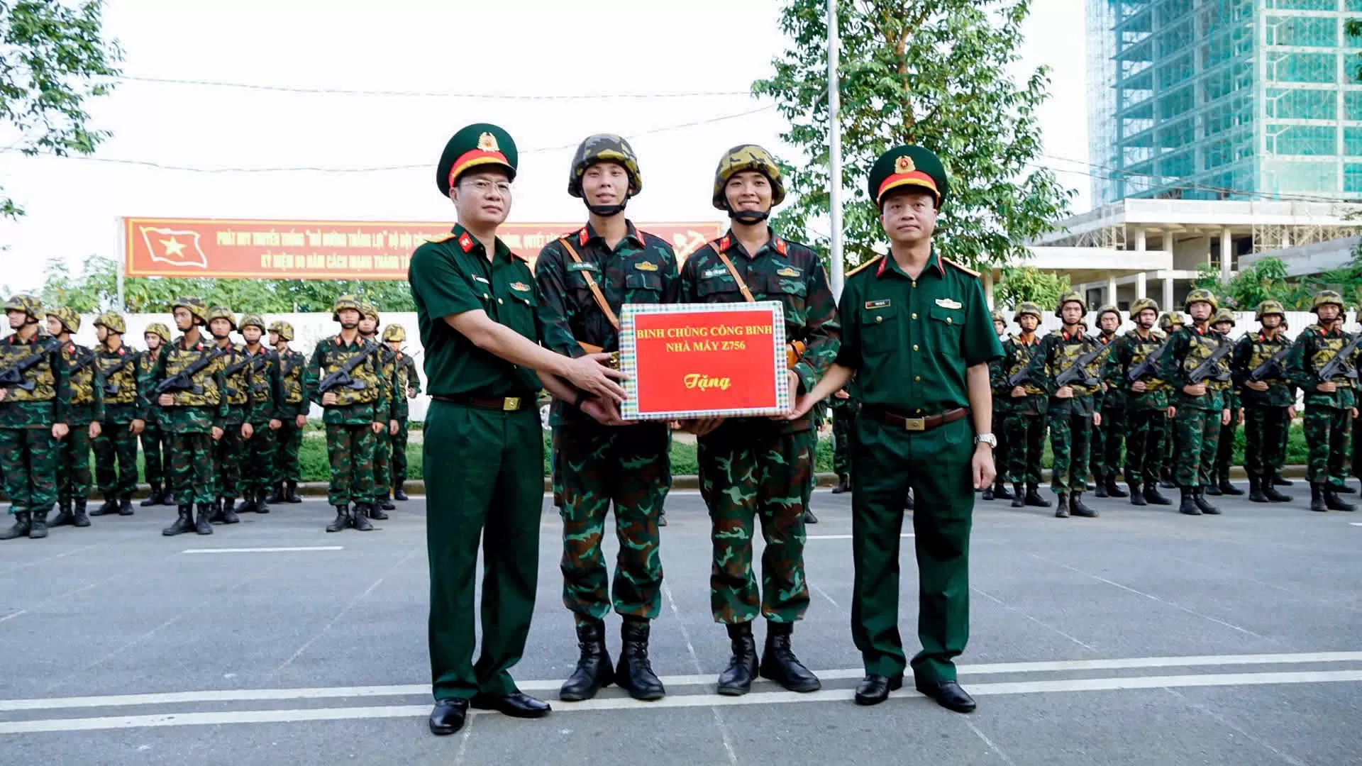 ĐOÀN ĐẠI BIỂU NHÀ MÁY Z756 THĂM, TẶNG QUÀ VÀ ĐỘNG VIÊN LỰC LƯỢNG A80/BINH CHỦNG CÔNG BINH.