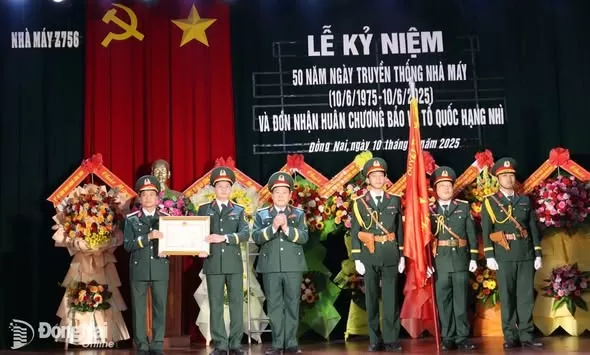 NHÀ MÁY Z756 ĐÓN NHẬN HUÂN CHƯƠNG BẢO VỆ TỔ QUỐC HẠNG NHÌ